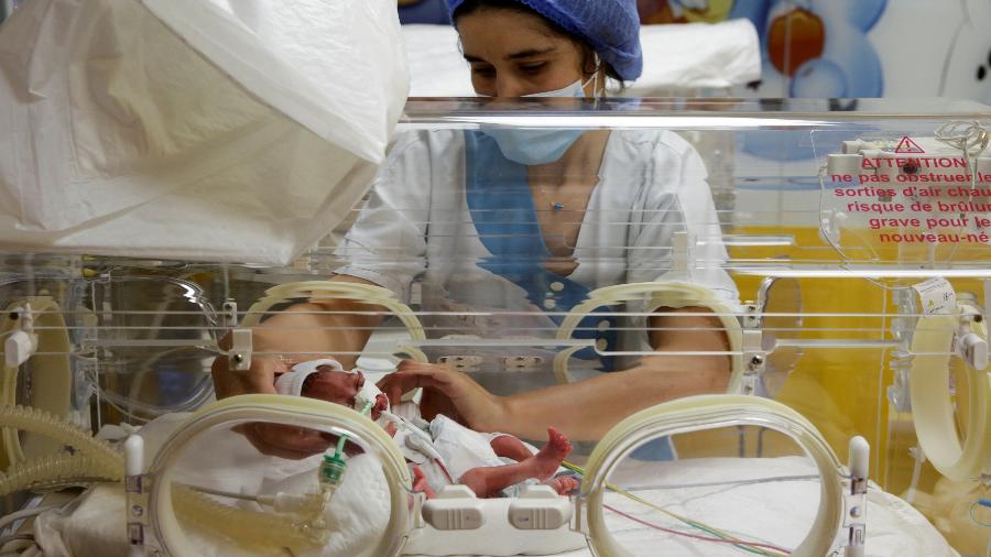 05.mai.2021 - Enfermeira cuida de um dos nove bebês de Halma Cisse Arby, na clínica particular de Ain Borja, no Marrocos. A jovem de 25 anos achou que estava grávida de sétuplos, mas deu à luz nove bebês - REUTERS/Youssef Boudlal