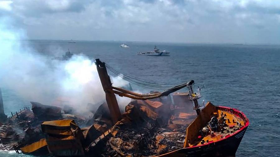 2.jun.2021 - Imagem mostra fumaça saindo do porta-contêineres MV X-Press Pearl, que foi rebocado da costa de Colombo,  Sri Lanka - Sri Lanka Air Force/AFP