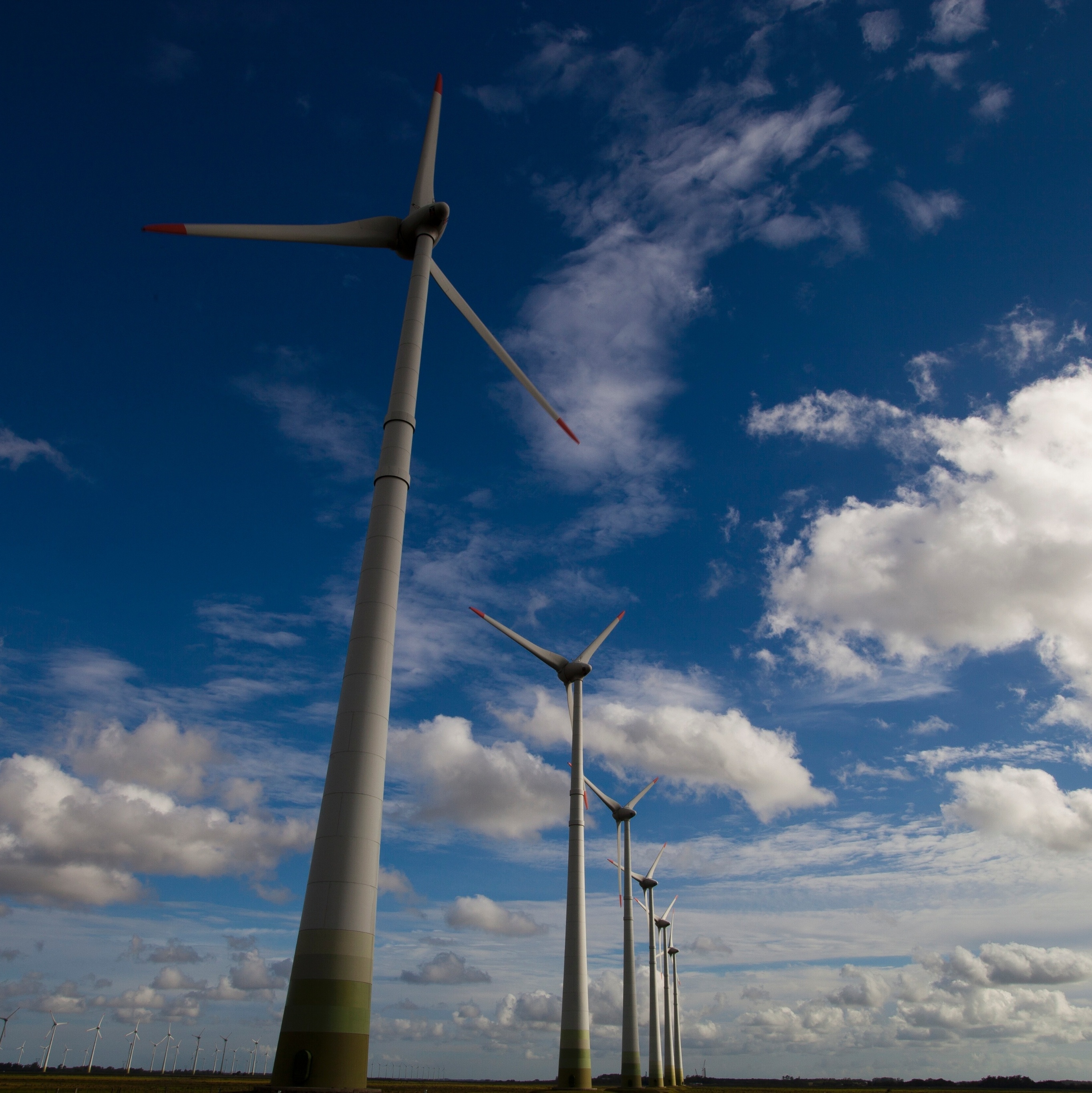 Energia eólica energias renováveis ecologia um moinho de vento no campo ao  entardecer