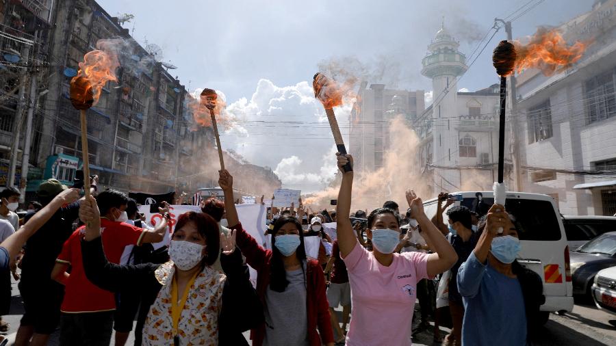 31 de jan. 2022 - Grupo de mulheres protesta contra golpe militar em Mianmar - Stringer ./REUTERS
