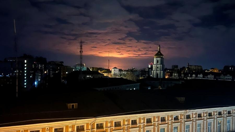 Do centro de Kiev foi possível ver o céu iluminado após explosões na noite de domingo (27), no horário local - Reprodução/Twitter