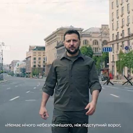 9.mai.2022 - O presidente ucraniano, Volodymyr Zelensky, aparece caminhando por Kiev em vídeo no qual disse que não permitirá que a Rússia "se aproprie da vitória sobre o nazismo" - Reprodução/Telegram/Volodymyr Zelensky