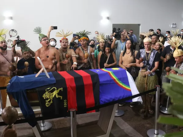 Bruno Pereira é velado e cremado em cerimônia com despedida indígena