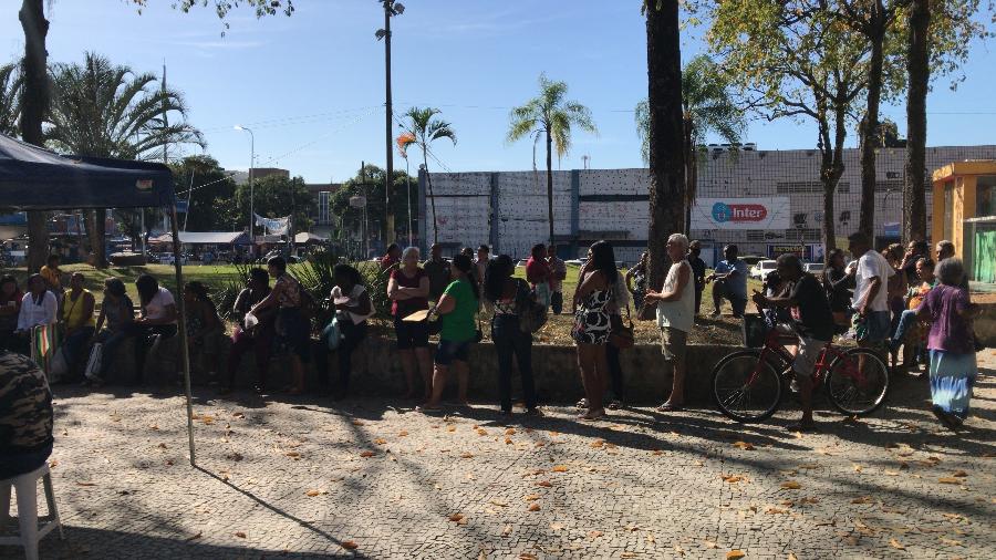 Pessoas enfrentam fila para atualizar dados do CadÚnico em Bangu, na zona oeste do Rio de Janeiro - Mariana Moreira/Folhapress