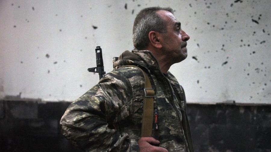 15.09.22 - Voluntário do exército da Armênia faz patrulha na cidade de Jermuk; país enfrenta novo conflito com o Azerbaijão - KAREN MINASYAN/AFP
