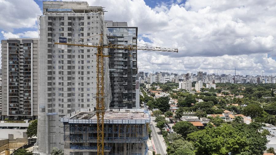 Obra na avenida Rebouças, na zona oeste de São Paulo: preço do metro quadrado não baixou após Plano Diretor de 2014 - Eduardo Knapp/Folhapress