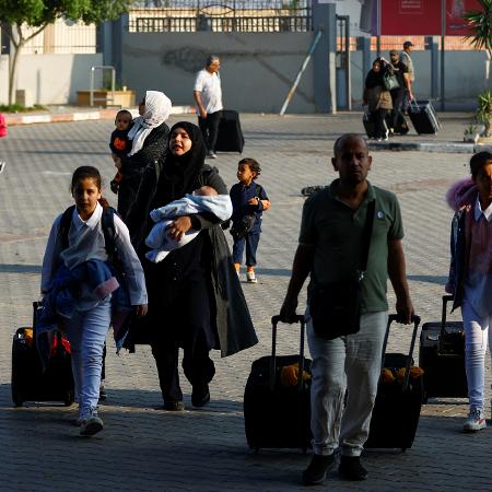 Palestinos com dupla cidadania aguardam permissão para sair de Gaza, na passagem de Rafah