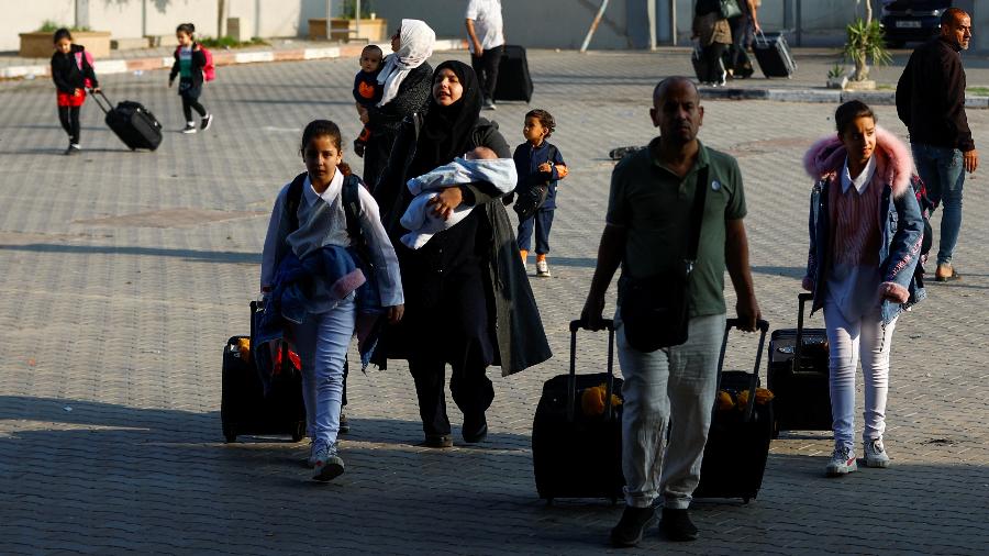 Palestinos com dupla cidadania aguardam permissão para sair de Gaza, na passagem de Rafah