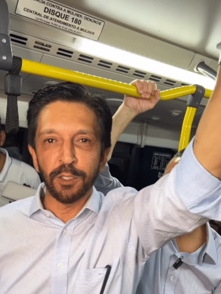 O prefeito de São Paulo, Ricardo Nunes, anda de ônibus para lançar gratuidade