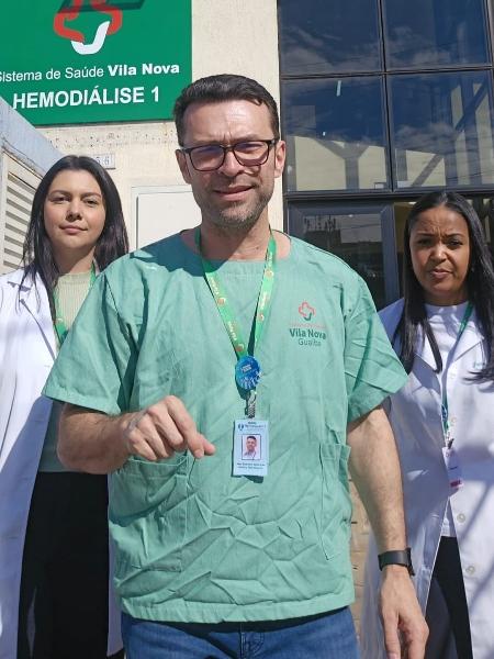 O médico José Lascano, nefrologista no RS, ficou seis dias consecutivos na clínica onde atende