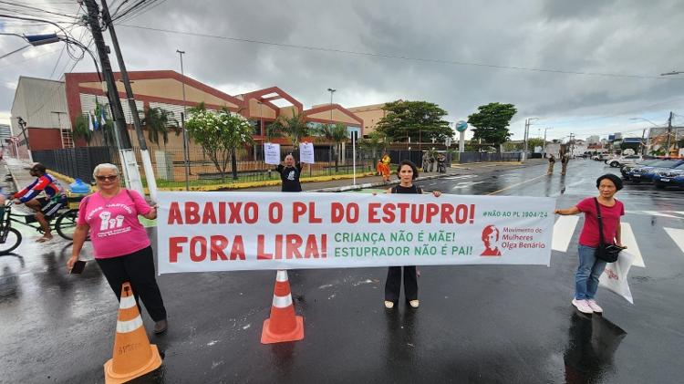 Grupo de mulheres levaram faixa e cartazes contra PL do Aborto durante evento em Maceió com Arthur Lira  