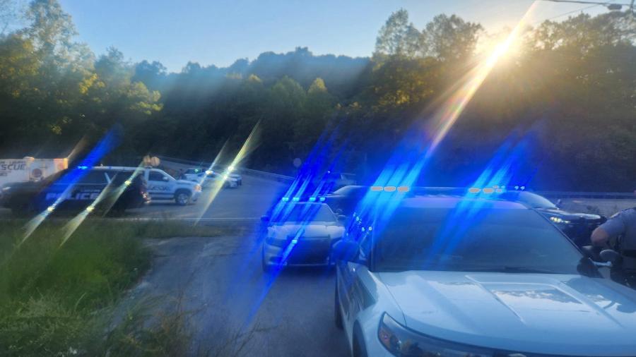 Policiais na rodovia I-75, no Kentucky, depois que cinco pessoas foram baleadas