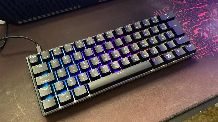 Teclado gamer TG600 durante os testes