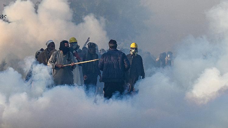 Polícia usa gás lacrimogêneo contra manifestantes que pedem a libertação do ex-premiê paquistanês Imran Khan, em Islamabad