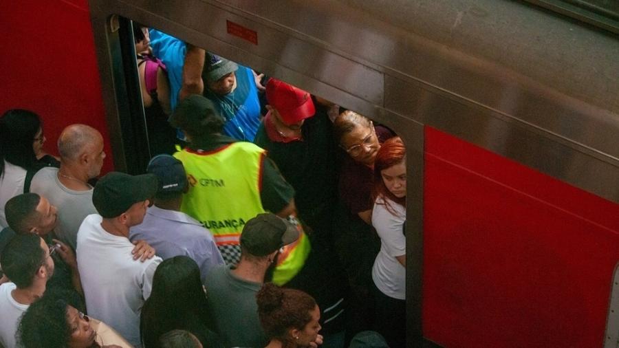 18.12.2024- População de São Paulo sofre com lotação na linha 11 - Coral