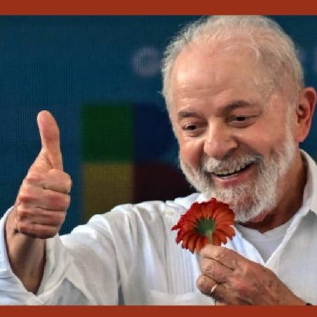 Lula com uma flor na mão