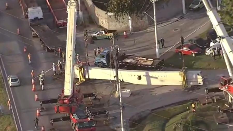 Viga caiu na avenida Jacu Pêssego e duas faixas foram interditadas para retirada do equipamento do local  - Record TV/Reprodução de vídeo