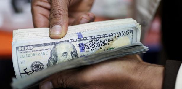 Dólar sobe, com espera por dados econômicos e ata do BC dos EUA
