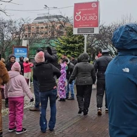 Pessoas se concentram na praça central de São Joaquim (SC) para ver a neve Pessoas se concentram na praça central de São Joaquim (SC) para ver a neve