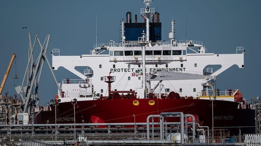 Navio-tanque com petróleo venezuelano no Texas Navio-tanque com petróleo venezuelano no Texas