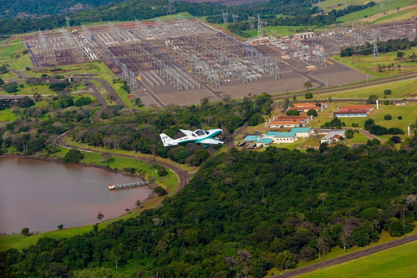 O engenheiro Alexandre Zaramella, sócio-diretor da ACS Aviation, foi o piloto responsável pelo voo histórico, de apenas cinco minutos de duração - Alexandre Marchetti/Itaipu Binacional