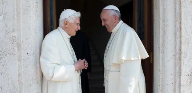 Os papas Francisco (dir) e Bento 16 conversam no Vaticano - L"Osservatore Romano/EFE
