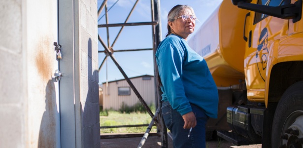 Darlene Arviso leva água limpa para um terço das cerca de 50 mil famílias na reserva Navajo - Rick Scibelli Jr./NYT