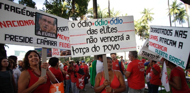 No Recife, grupo critica presidente da Câmara com placa: "Fora, Cunha! Por mais direitos humanos" - Bobby Fabisak/JC Imagem/Estadão Conteúdo