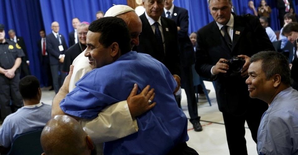 27.set.2015 - O papa Francisco abraça prisioneiro durante encontro com detentos do Curran-Fromhold Correctional Facility na Filadélfia (EUA) neste domingo (27)
