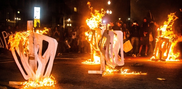 Manifestantes do MPL queimaram em outubro catracas simbólicas em manifestação pela tarifa zero em São Paulo
