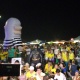 Batman e Pixuleco acompanham transmissão da votação na praia de Copacabana - Paula Bianchi/UOL