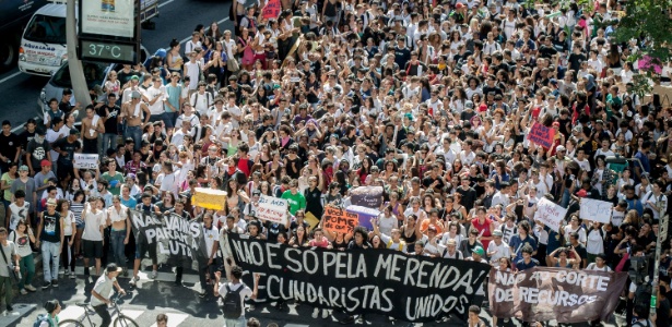 Holofotes em: Streeteenk. Streeteenk é um jovem brasileiro , está