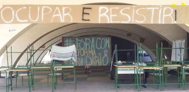 O colégio estadual Tiradentes, em Curitiba, está ocupado contra a reforma do ensino médio proposta em Medida Provisória - Janaina Garcia/UOL