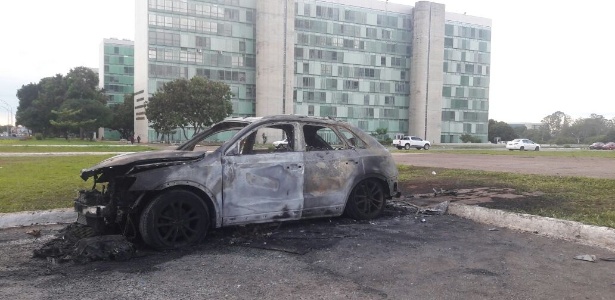 30.11.2016 - Carro queimado na noite de protesto na Esplanada, em Brasília - Jessica Nascimento/UOL