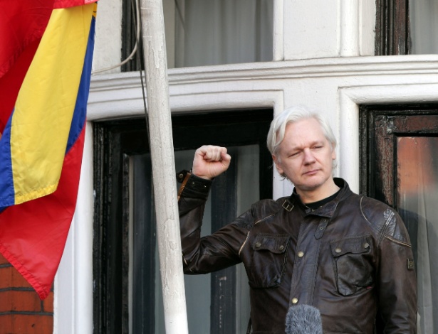 O fundador do WikiLeaks, Julian Assange, na sacada da Embaixada do Equador em Londres - Xinhua/Yui Mok/PA Wire/Zumapress