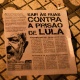 Em panfleto, militantes do PT pedem apoio ao ex presidente Lula durante ato em frente ao Sindicato dos Metalúrgicos, em São Bernardo do Campo (SP) - Peter Leone/Futura Press/Estadão Conteúdo