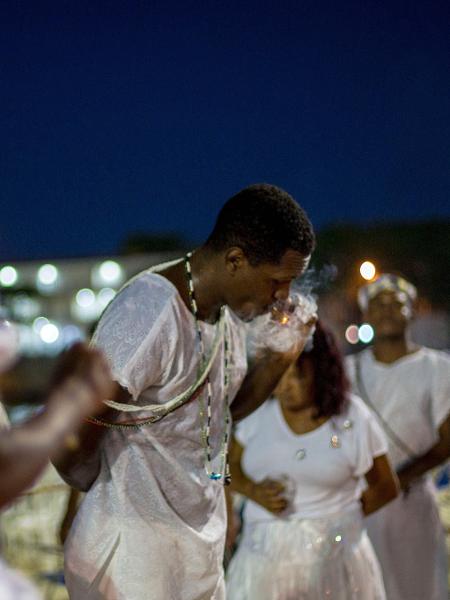 Devotos da umbanda rezam e dançam em homenagem à deusa Iemanjá em Copacabana, no Rio - Daniel Ramalho/AFP