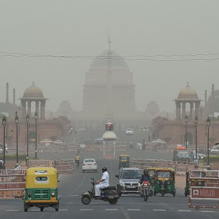 Nuvem de poeira encobre Nova Déli, na Índia, que vive onde de calor, com temperaturas de até 50°C  - Prakash Singh/AFP