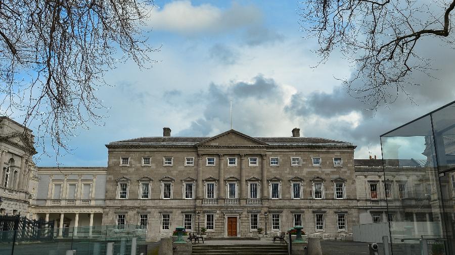 Vista da fachada do Leinster House, na Irlanda - Artur Widak/NurPhoto/Getty Images