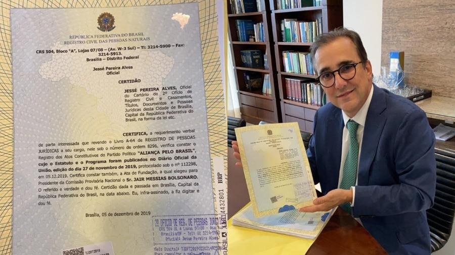 O advogado Admar Gonzaga mostra o registro oficial para a criação do novo partido de Jair Bolsonaro (sem partido), Aliança Pelo Brasil - Reprodução/Carla Zambelli
