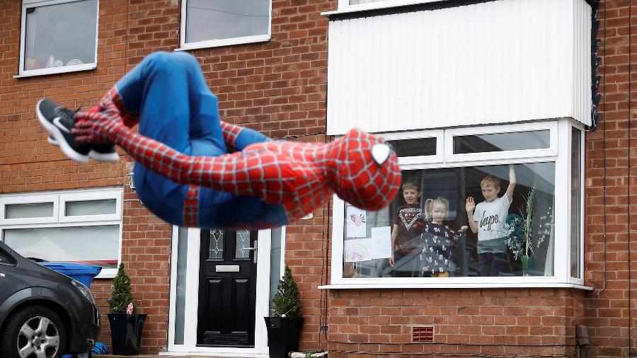 Jason Baird vestido de Homem-Aranha para divertir crianças em Stockport - PHIL NOBLE