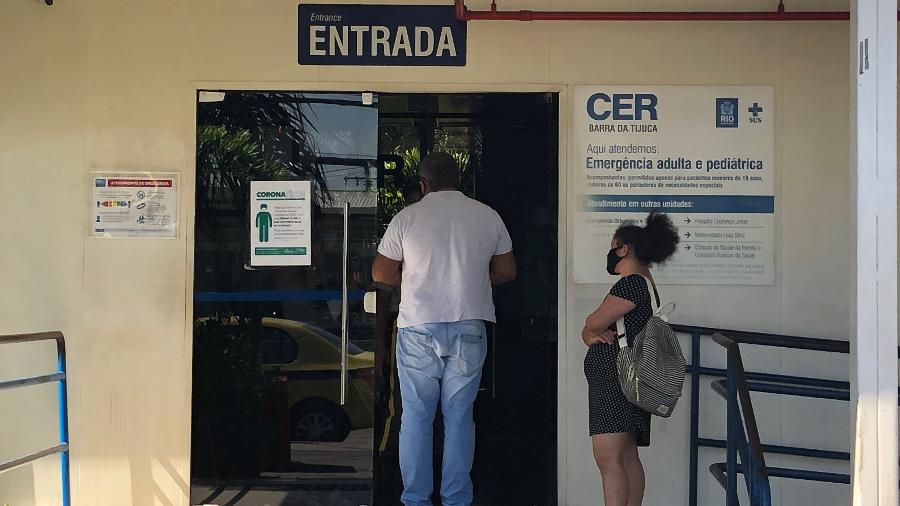 Pessoas com sintomas de covid-19 aguardam por transferência para leitos em hospitais do Rio no CER Barra - Herculano Barreto Filho/UOL