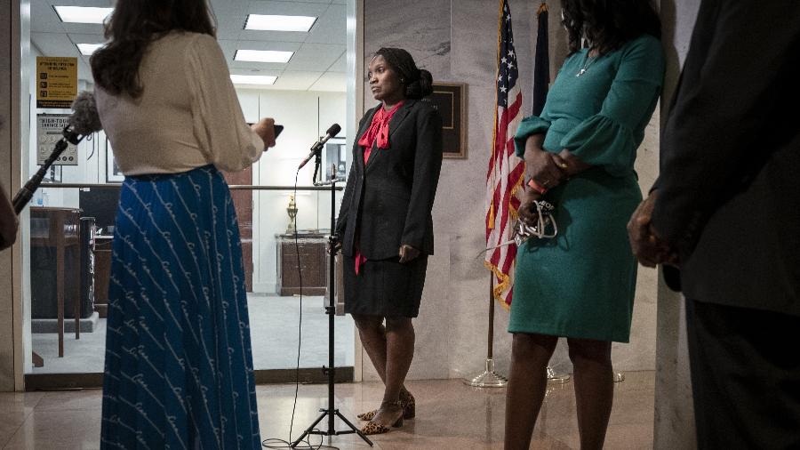 16.jun.2020 - Wanda Cooper-Jones, mãe de Ahmaud Arbery, um jovem afro-americano que morreu em 23 de fevereiro na Geórgia, sudeste dos Estados Unidos - Drew Angerer/Getty Images/AFP