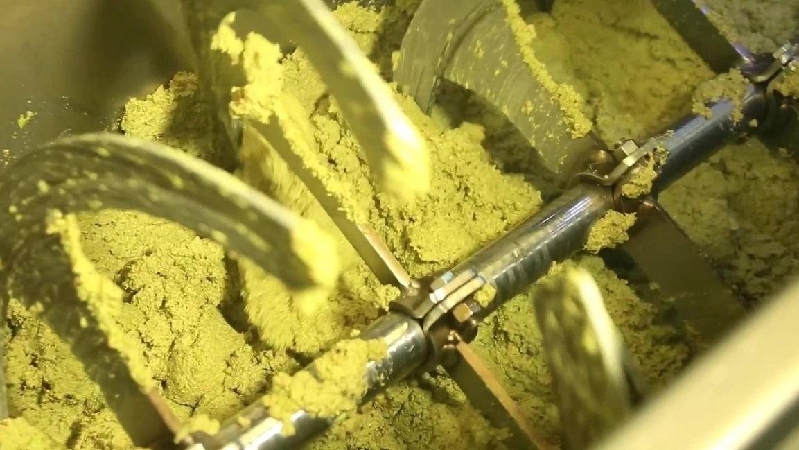 Em seguida, as azeitonas passam por um processo de trituração, quando se forma uma pasta - Divulgação/Prosperato