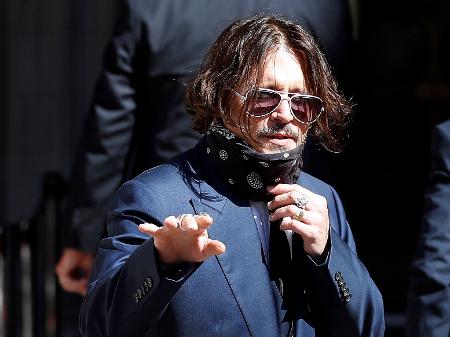 Johnny Depp admite, durante julgamento, ter dado 'cabeçada' na ex