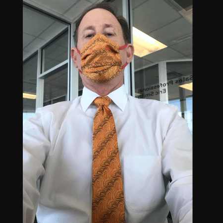 Homem viraliza ao usar máscara que combina com gravata nos EUA - Reprodução