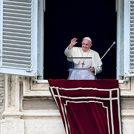 31.ago.2020 - Papa Francisco acena para fieis na praça São Pedro, no Vaticano - Vincenzo Pinto/AFP