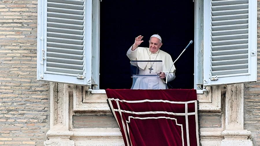 Papa Francisco acena para fieis na praça São Pedro, no Vaticano - Vincenzo Pinto/AFP
