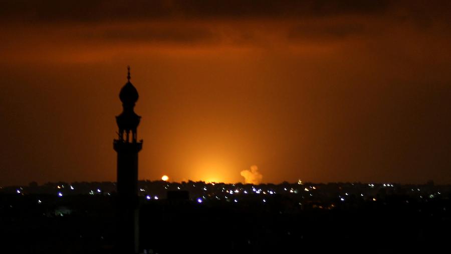 Fumaça e chamas são vistas após ataque israelense na faixa de Gaza - Said Khatib/AFP