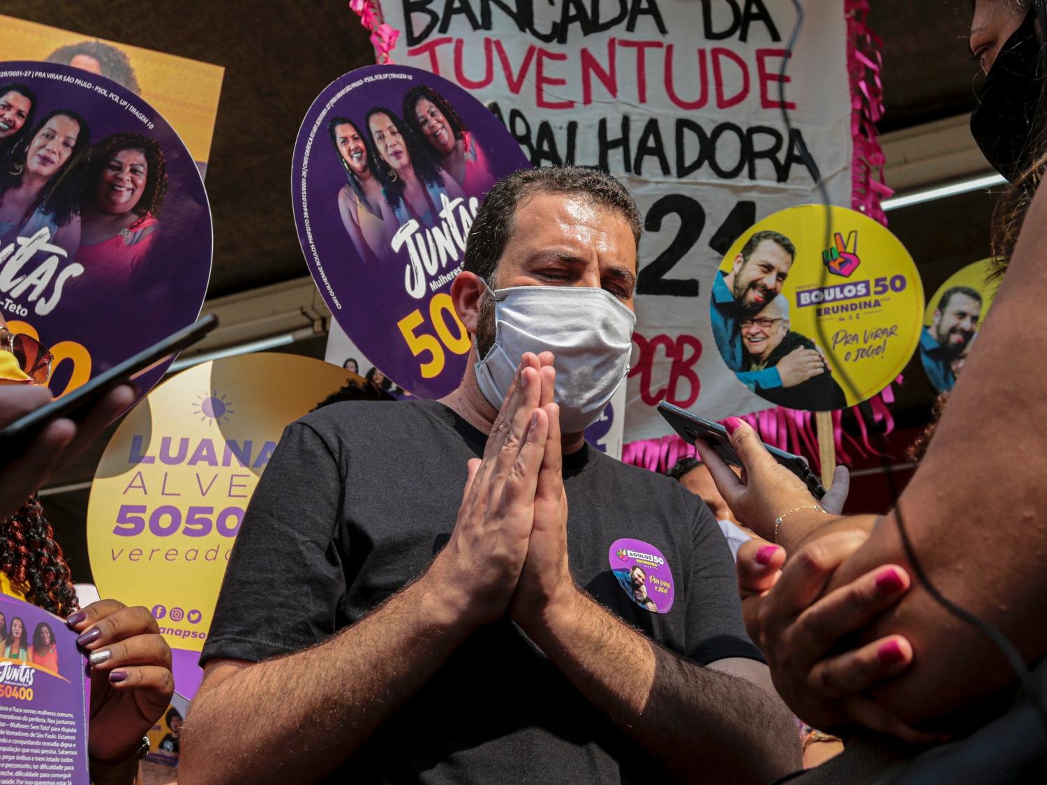 02 out. 2020 - Guilherme Boulos (Psol) realiza panfletagem em frente a estação Anhangabaú, linha 3 - Vermelha do Metrô, no centro de São Paulo - SUAMY BEYDOUN/AGIF - AGÊNCIA DE FOTOGRAFIA/ESTADÃO CONTEÚDO